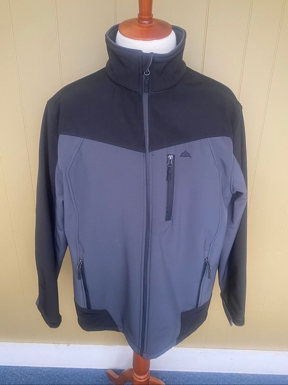 Snozu performance men XL Soft shell fleece lined activewear midweight jacket